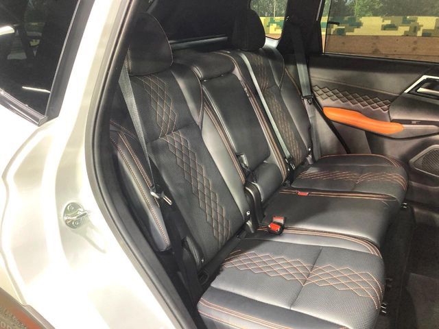 後部座席も気になるようなキズ・汚れやへたり等、大きなダメージはなく、良好な状態です。