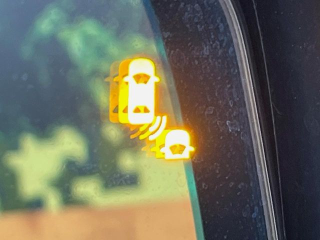 �y�u���C���h�X�|�b�g�C���t�H���[�V�����z���s���A�h�A�~���[�̎��p�ɂȂ�₷���ӏ��Ɍ㑱�Ԃ��ڋ߂���ƃT�C�h�~���[�t�߂Ɍx����\���A�h���C�o�[�ɒ��ӊ��N�����Ă���܂��B