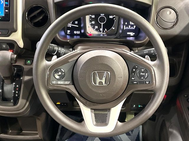 �C���e���A�ɍ��킹���f�U�C���̃X�e�A�����O�́A�^�]�������̂��Ƃ��l���A�^�]���₷���`��A�傫���ł��B�����x�A���ۂɐG���Ă��m���߂��������B