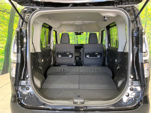 ���i�̂���������ʋ΁A���}���ɏ\���ȉ׎��X�y�[�X���m�ۂ��Ă���܂��B�Z�J���h�V�[�g��|���ƁA�傫�ȉו��̐ύڂ��\�ł���