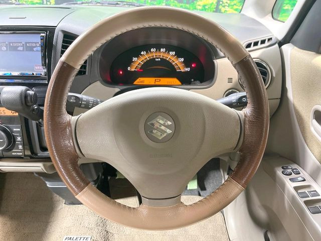 �C���e���A�ɍ��킹���f�U�C���̃X�e�A�����O�́A�^�]�������̂��Ƃ��l���A�^�]���₷���`��A�傫���ł��B�����x�A���ۂɐG���Ă��m���߂��������B