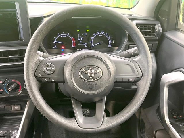 �C���e���A�ɍ��킹���f�U�C���̃X�e�A�����O�́A�^�]�������̂��Ƃ��l���A�^�]���₷���`��A�傫���ł��B�����x�A���ۂɐG���Ă��m���߂��������B