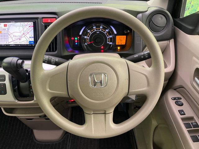 �C���e���A�ɍ��킹���f�U�C���̃X�e�A�����O�́A�^�]�������̂��Ƃ��l���A�^�]���₷���`��A�傫���ł��B�����x�A���ۂɐG���Ă��m���߂��������B