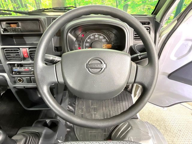 �C���e���A�ɍ��킹���f�U�C���̃X�e�A�����O�́A�^�]�������̂��Ƃ��l���A�^�]���₷���`��A�傫���ł��B�����x�A���ۂɐG���Ă��m���߂��������B