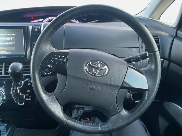 �C���e���A�ɍ��킹���f�U�C���̃X�e�A�����O�́A�^�]�������̂��Ƃ��l���A�^�]���₷���`��A�傫���ł��B�����x�A���ۂɐG���Ă��m���߂��������B