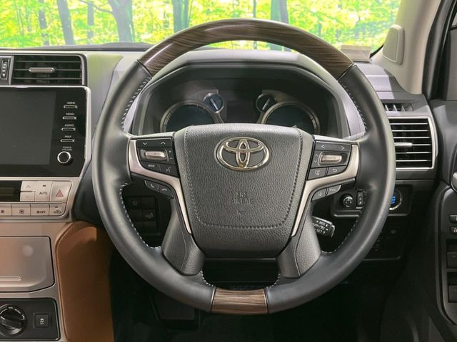 【ウッドコンビステアリング】高級感ある木目調パーツを採用した手に良く馴染むコンビハンドル。運転席廻りの雰囲気も一気に豪華になります!