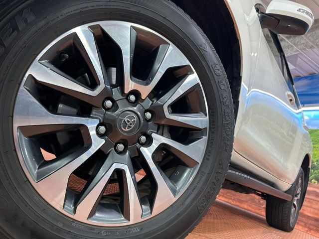 【純正19インチアルミホイール】外観にマッチした純正アルミホイールを装着しております。各種社外アルミホイールや、スタッドレスタイヤも取扱いしております。是非ご相談ください♪