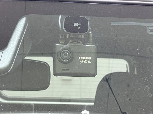 【ドライブレコーダー】安心・安全なカーライフに必須のドライブレコーダーを装備!走行中はもちろん、あおり運転や事故に遭遇した際の状況も映像で記録し、万一のリスクに備えます。