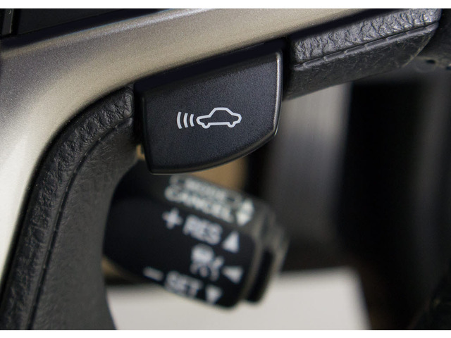 �Փˉ���x���^�v���N���b�V���Z�[�t�e�B�V�X�e�� �O���ɏo��������Q���ɑ΂��x��𔭂��A�h���C�o�[�Ɍx���B�����Ƀu���[�L�A�V�X�g�ɂ��Փˉ���Ƒ��x���y�����܂��B