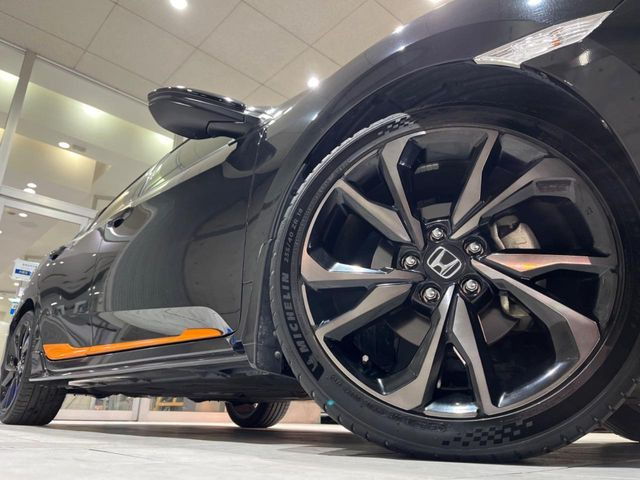 �y����18�C���`�A���~�z�C�[���z�O�ςɃ}�b�`���������A���~�z�C�[���𑕒����Ă���܂��B�e��ЊO�A���~�z�C�[����A�X�^�b�h���X�^�C�����戵�����Ă���܂��B���񂲑��k����������