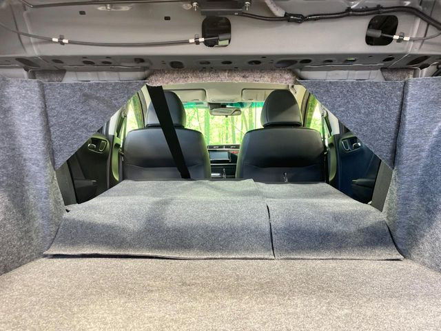 ���i�̂���������ʋ΁A���}���ɏ\���ȉ׎��X�y�[�X���m�ۂ��Ă���܂��B�Z�J���h�V�[�g��|���ƁA�傫�ȉו��̐ύڂ��\�ł���