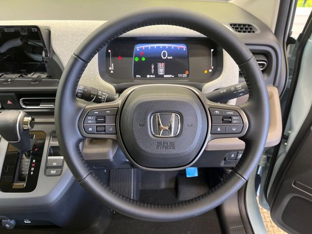 �y�z���_�Z���V���O�z���s���ɑO���̎ԗ�����F�����A�Փ˂������Ȏ��͌x��ƃu���[�L�ŏՓˉ���Ɣ�Q�y�����A�V�X�g�B�����S�Ƀh���C�u�����y���݂��������܂��B