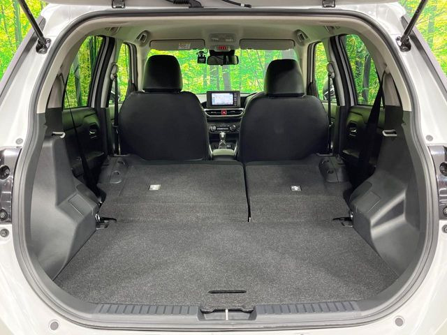 後席を格納すると、これだけの広さが!シーンに合わせたシートアレンジで、大きな荷物も積むことが出来ます♪
