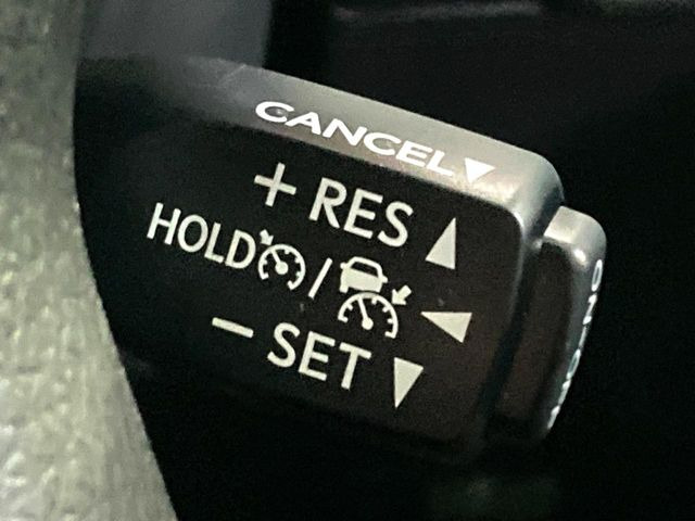 【レーダークルーズコントロール】高速道路での長距離走行が楽に!!自動で速度を保つクルーズコントロールが、衝突軽減システムと連携し、前方の車両を感知して車間を保つように速度調節してくれます!!