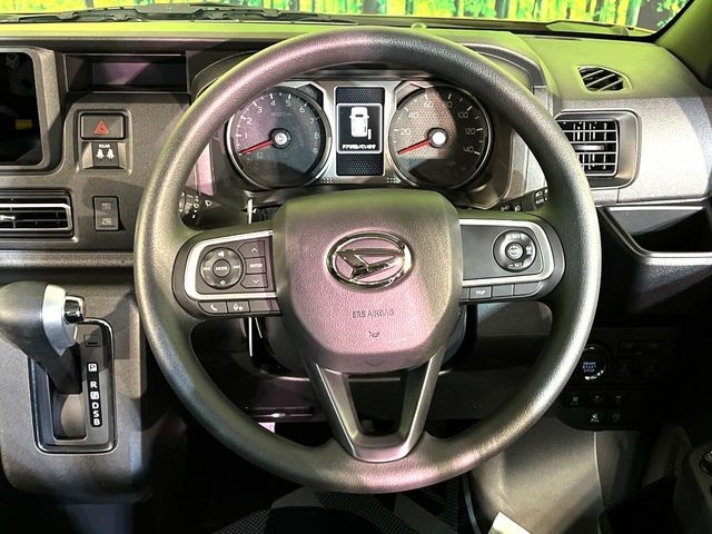 �C���e���A�ɍ��킹���f�U�C���̃X�e�A�����O�́A�^�]�������̂��Ƃ��l���A�^�]���₷���`��A�傫���ł��B�����x�A���ۂɐG���Ă��m���߂��������B