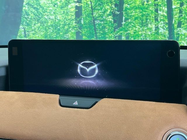 【10.25インチマツダコネクト】車内の雰囲気にマッチした大型ディスプレイ。スマホ接続でのナビ使用やBluetooth再生等、様々な機能が楽しめます。直感的なダイヤル操作が可能で、使い勝手も良好です。
