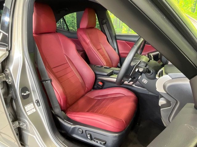 【ハーフレザーシート】高級感と座り心地を両立した人気のシート♪背面・座面のファブリック素材は、通気性の良さや滑りにくさに優れています。気温や服装に左右されず快適にお乗りいただけます。