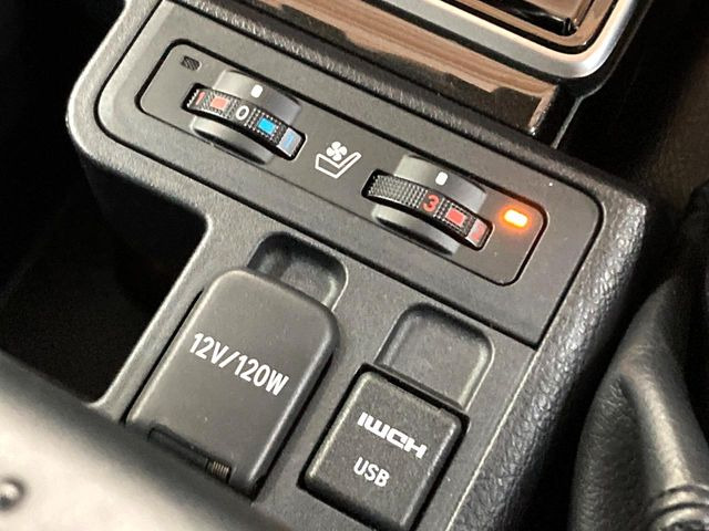 【シートベンチレーション】夏場は涼しい風でお尻や背中の熱やムレを防ぎ、冬はエアコンよりも早く温まってポカポカに!季節を問わず快適に過ごせます。