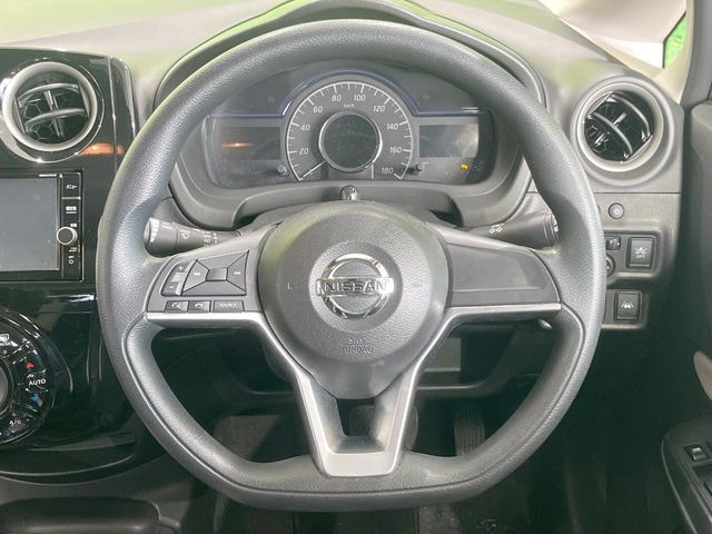 �C���e���A�ɍ��킹���f�U�C���̃X�e�A�����O�́A�^�]�������̂��Ƃ��l���A�^�]���₷���`��A�傫���ł��B�����x�A���ۂɐG���Ă��m���߂��������B