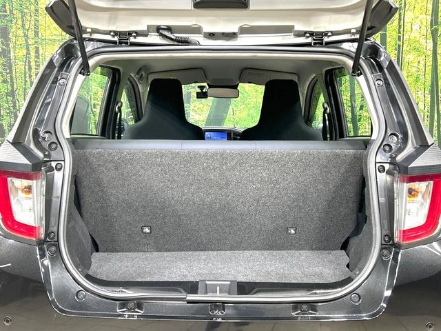 ���i�̂���������ʋ΁A���}���ɏ\���ȉ׎��X�y�[�X���m�ۂ��Ă���܂��B�Z�J���h�V�[�g��|���ƁA�傫�ȉו��̐ύڂ��\�ł���