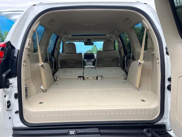 後席を格納すると、これだけの広さが!シーンに合わせたシートアレンジで、大きな荷物も積むことが出来ます♪