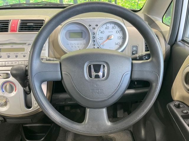 �C���e���A�ɍ��킹���f�U�C���̃X�e�A�����O�́A�^�]�������̂��Ƃ��l���A�^�]���₷���`��A�傫���ł��B�����x�A���ۂɐG���Ă��m���߂��������B