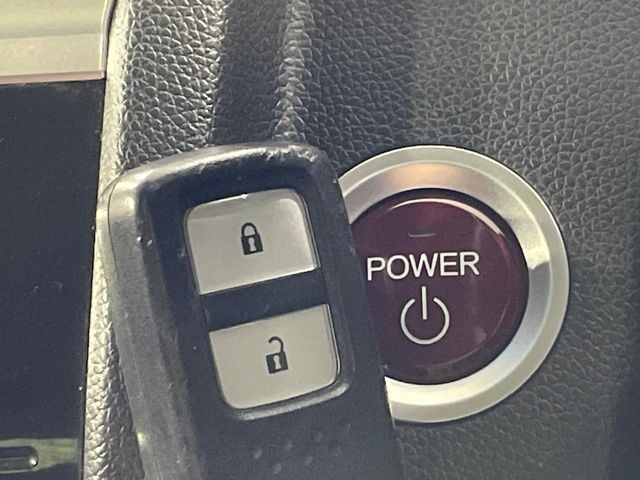 �yHonda�X�}�[�g�L�[�z�J�o����|�P�b�g�ɓ��ꂽ�܂܂ł��h�A�̎{���E�������\�ȃX�}�[�g�L�[�𑕔��B�G���W���̃I���E�I�t�����J�M�����o���K�v����������Ƃ��Ă��֗��ł���