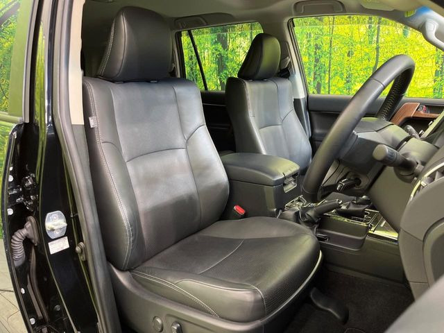 【黒革シート】上質な本革を使用し、高級感あふれる黒革シート。常に体に触れる部分だから、座り心地の良さにはこだわりたいですね♪汚れの付着や劣化を抑制する内装コーティング施工もおススメですよ♪