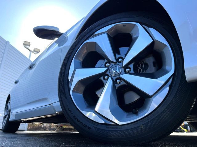 �y����18�C���`�A���~�z�C�[���z�O�ςɃ}�b�`���������A���~�z�C�[���𑕒����Ă���܂��B�e��ЊO�A���~�z�C�[����A�X�^�b�h���X�^�C�����戵�����Ă���܂��B���񂲑��k����������