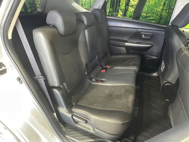 広々とした2列目シートは居住性が高く、居心地も快適!友達や家族とのお出かけにぴったりです。ベビーシートやチャイルドシート使用時も快適にお過ごしいただける十分な空間を確保しています。