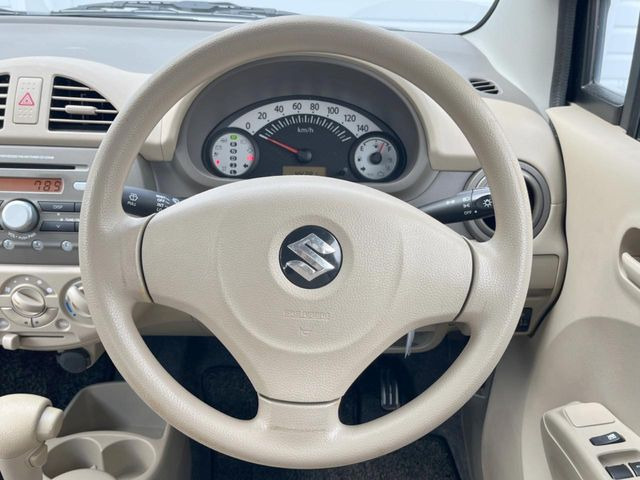 �C���e���A�ɍ��킹���f�U�C���̃X�e�A�����O�́A�^�]�������̂��Ƃ��l���A�^�]���₷���`��A�傫���ł��B�����x�A���ۂɐG���Ă��m���߂��������B