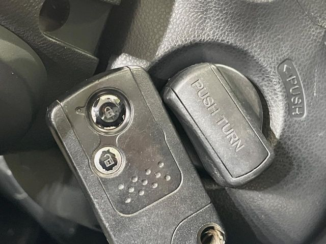 �yHonda�X�}�[�g�L�[�z�J�o����|�P�b�g�ɓ��ꂽ�܂܂ł��h�A�̎{���E�������\�ȃX�}�[�g�L�[�𑕔��B�G���W���̃I���E�I�t�����J�M�����o���K�v����������Ƃ��Ă��֗��ł���