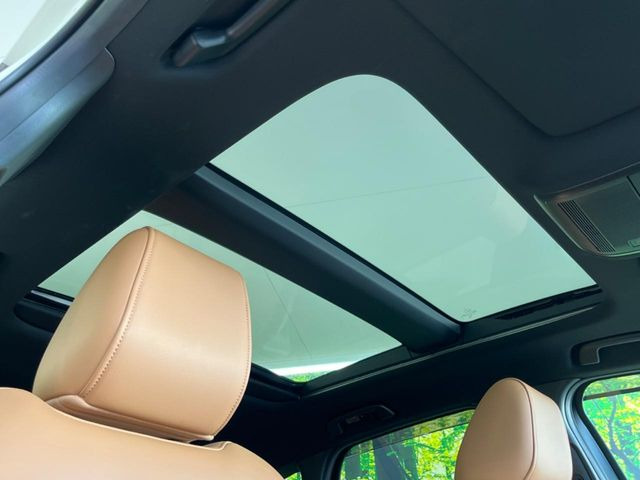 【大型サンルーフ】車内の解放感が一気に上がる大型のパノラマルーフ!季節を問わず開放的で快適なドライブをお楽しみいただけます。流通量も少なく希少価値の高い人気の装備です♪
