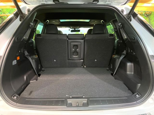 ���i�̂���������ʋ΁A���}���ɏ\���ȉ׎��X�y�[�X���m�ۂ��Ă���܂��B�Z�J���h�V�[�g��|���ƁA�傫�ȉו��̐ύڂ��\�ł���