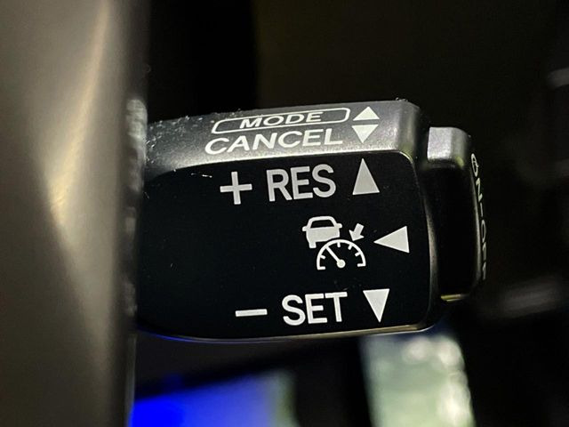 【レーダークルーズコントロール】高速道路での長距離走行が楽に!!自動で速度を保つクルーズコントロールが、衝突軽減システムと連携し、前方の車両を感知して車間を保つように速度調節してくれます!!