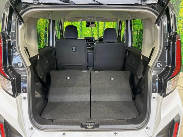 ���i�̂���������ʋ΁A���}���ɏ\���ȉ׎��X�y�[�X���m�ۂ��Ă���܂��B�Z�J���h�V�[�g��|���ƁA�傫�ȉו��̐ύڂ��\�ł���