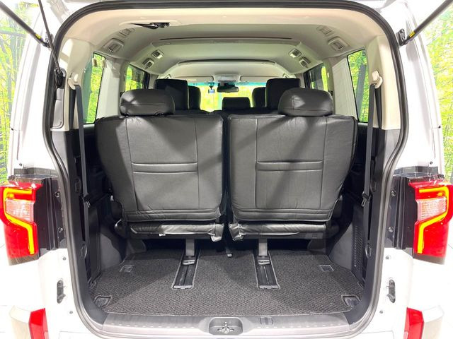 ���i�̂���������ʋ΁A���}���ɏ\���ȉ׎��X�y�[�X���m�ۂ��Ă���܂��B�Z�J���h�V�[�g��|���ƁA�傫�ȉו��̐ύڂ��\�ł���