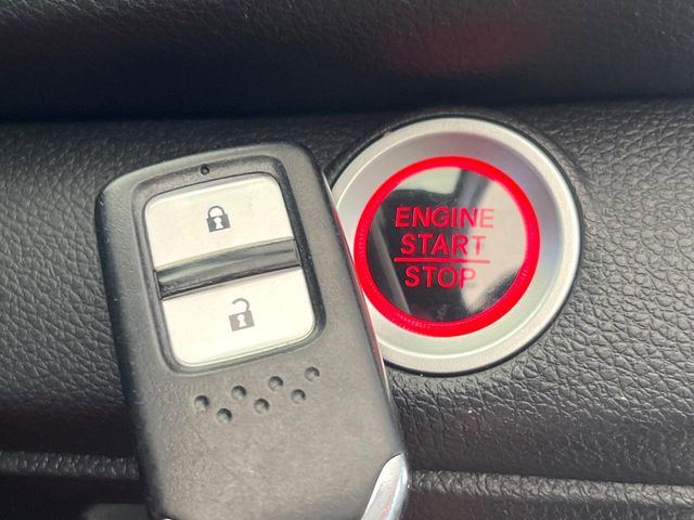 �yHonda�X�}�[�g�L�[�z�J�o����|�P�b�g�ɓ��ꂽ�܂܂ł��h�A�̎{���E�������\�ȃX�}�[�g�L�[�𑕔��B�G���W���̃I���E�I�t�����J�M�����o���K�v����������Ƃ��Ă��֗��ł���