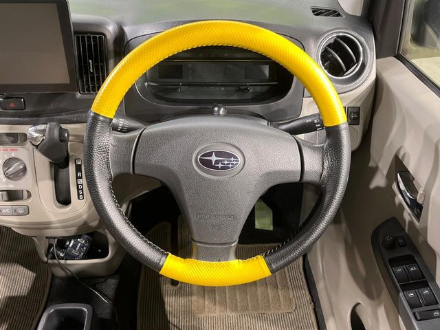 �C���e���A�ɍ��킹���f�U�C���̃X�e�A�����O�́A�^�]�������̂��Ƃ��l���A�^�]���₷���`��A�傫���ł��B�����x�A���ۂɐG���Ă��m���߂��������B