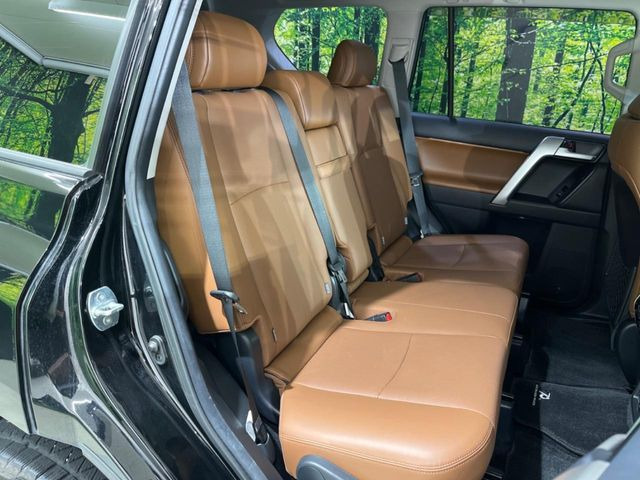 後部座席も気になるようなキズ・汚れやへたり等、大きなダメージはなく、良好な状態です。
