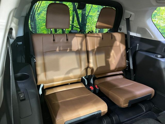 床下収納式のサードシートです。座席部分をコンパクトに収納でき、広大な荷室スペースとしてお使いいただけます!乗車人数や荷物の量など利用シーンに合わせて3列目を有効活用でき、とっても便利♪