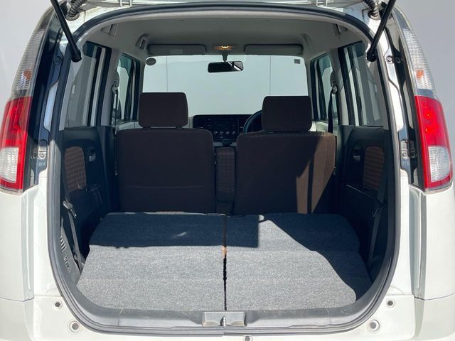 ���i�̂���������ʋ΁A���}���ɏ\���ȉ׎��X�y�[�X���m�ۂ��Ă���܂��B�Z�J���h�V�[�g��|���ƁA�傫�ȉו��̐ύڂ��\�ł���