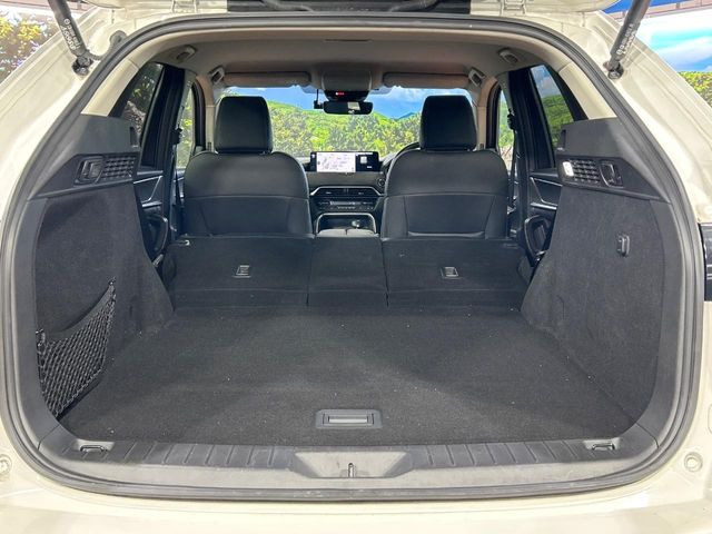 ���i�̂���������ʋ΁A���}���ɏ\���ȉ׎��X�y�[�X���m�ۂ��Ă���܂��B�Z�J���h�V�[�g��|���ƁA�傫�ȉו��̐ύڂ��\�ł���