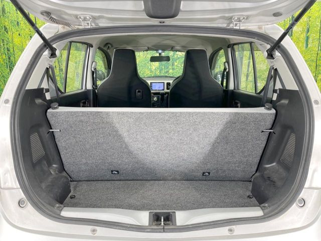 ���i�̂���������ʋ΁A���}���ɏ\���ȉ׎��X�y�[�X���m�ۂ��Ă���܂��B�Z�J���h�V�[�g��|���ƁA�傫�ȉו��̐ύڂ��\�ł���