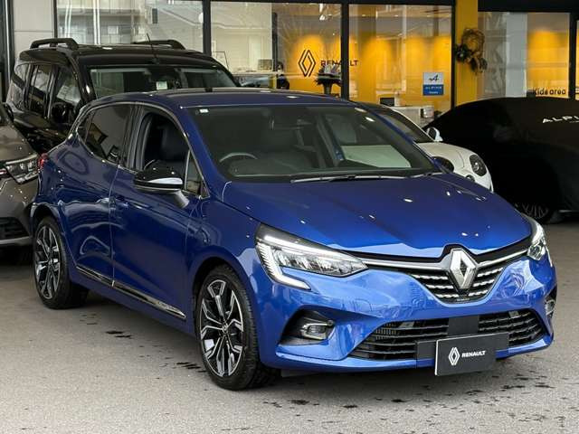 �G�N�X�e���A�́A�Ȑ��݂̂Ńf�U�C�����ꂽ��ヂ�f���̊��\�I�Ń_�C�i�~�b�N�ȃt�H�������p�����Ȃ���A�V���ɒ��������ʓI�Ɏ�����邱�ƂŁA��������_�C�i�~�Y���A�X�|�[�e�B����\�������B