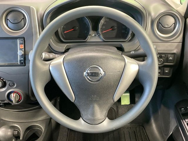 �C���e���A�ɍ��킹���f�U�C���̃X�e�A�����O�́A�^�]�������̂��Ƃ��l���A�^�]���₷���`��A�傫���ł��B�����x�A���ۂɐG���Ă��m���߂��������B