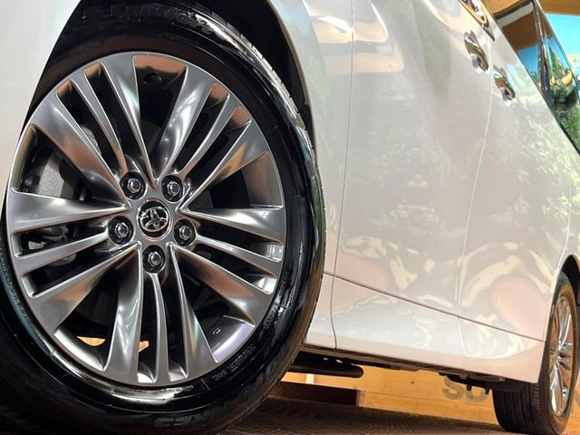 【純正18インチアルミホイール】外観にマッチした純正アルミホイールを装着しております。各種社外アルミホイールや、スタッドレスタイヤも取扱いしております。是非ご相談ください♪