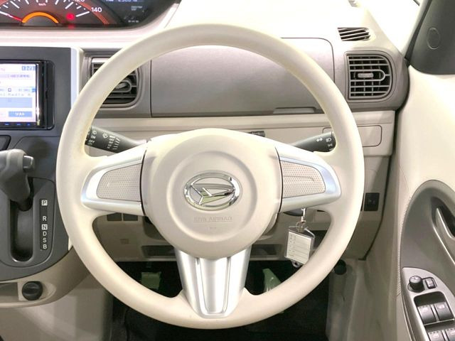 �C���e���A�ɍ��킹���f�U�C���̃X�e�A�����O�́A�^�]�������̂��Ƃ��l���A�^�]���₷���`��A�傫���ł��B�����x�A���ۂɐG���Ă��m���߂��������B