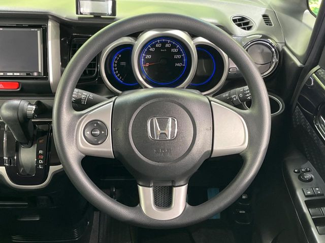 �C���e���A�ɍ��킹���f�U�C���̃X�e�A�����O�́A�^�]�������̂��Ƃ��l���A�^�]���₷���`��A�傫���ł��B�����x�A���ۂɐG���Ă��m���߂��������B