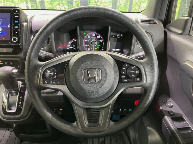 �C���e���A�ɍ��킹���f�U�C���̃X�e�A�����O�́A�^�]�������̂��Ƃ��l���A�^�]���₷���`��A�傫���ł��B�����x�A���ۂɐG���Ă��m���߂��������B